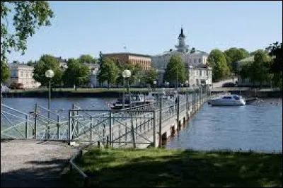 Dans quel pays se trouve Pori, ville de 76 000 habitants ?