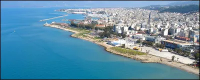 Ville grecque de 160 000 habitants, située à l'entrée du golfe de Corinthe, dans le nord du Péloponnèse :