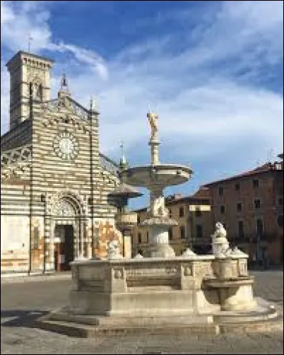 Ville italienne de 180 000 habitants, située en Toscane, connue à la fois pour ses monuments et pour son industrie textile :