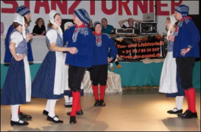 Quel est le nom de cette danse exécutée par quatre couples de danseurs ?