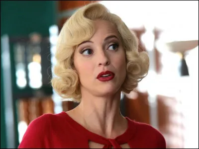 Quel est le prénom de la secrétaire du commissaire Laurence dans la série de téléfilms ''Les Petits Meurtres d'Agatha Christie'' ?