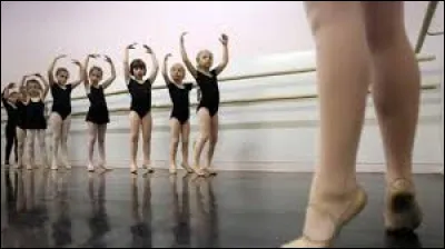 Comment appelle-t-on une jeune élève de l'école de danse de l'Opéra de Paris qui figure dans les spectacles ?