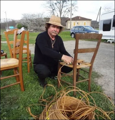 La chaise de paille a remplacé, durant le 18e siècle, le tabouret ou banc en bois ainsi est apparu le métier de...