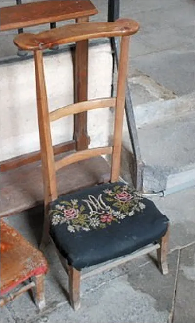 Voici une chaise du XIXe siècle plutôt destinée aux genoux qu'au postérieur. Où peut-on la trouver habituellement ?