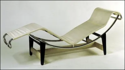 Qui a créé cette chaise longue en 1932 ?