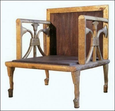 Les plus anciennes chaises en bois qui nous sont parvenues ont été trouvées dans les tombes égyptiennes. 
Mais de quelle époque date cette chaise de la reine Hétep-Hérès ?