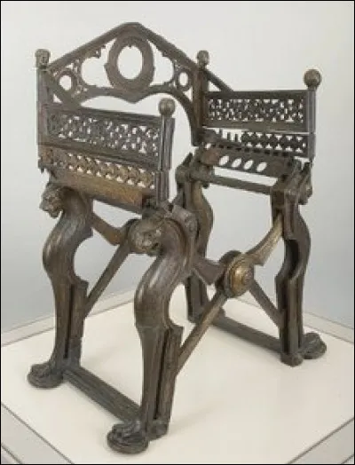 Ce siège en bronze du haut Moyen Âge avec 4 pieds en forme d'animaux aurait appartenu à ... de France.