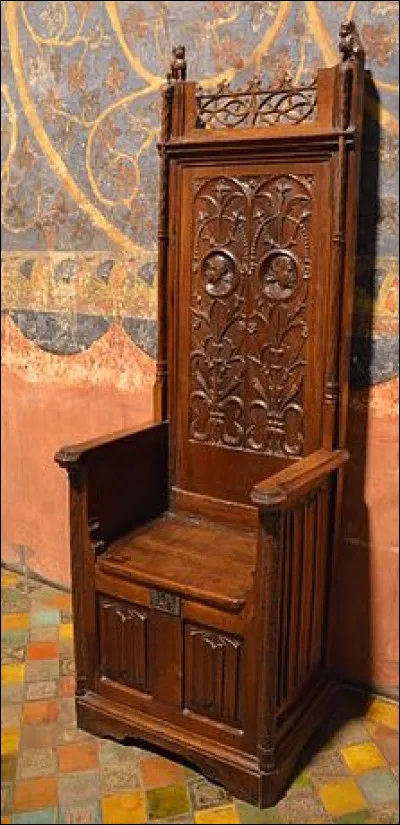 Voici une chaise du XIIe siècle qui permettait de ranger du linge sous l'assise. Mais quel est son véritable nom ?