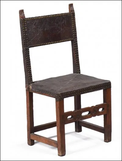 Voici une chaise en bois et cuir au confort spartiate. À quelle époque appartient-elle ?