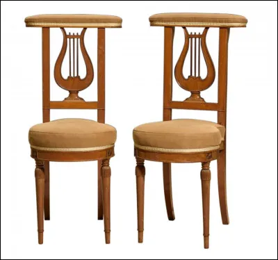 Voici une paire de chaises ponteuses avec un décor de lyre sur le dossier. Mais de quel style sont-elles ?