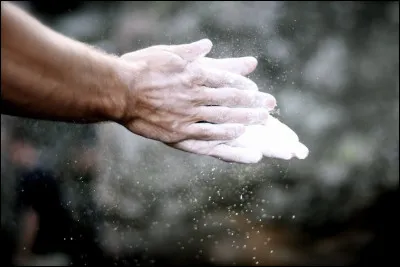 Comment s'appelle la poudre blanche qu'on met sur nos mains avant de faire de la barre ?