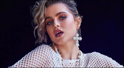 Quel chanteur français lui a permis de se faire connaître ?