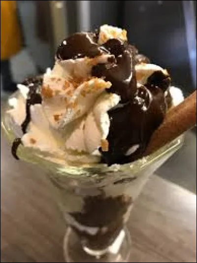 Quel est le parfum de la glace se trouvant dans le dessert "dame blanche" ?