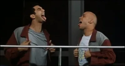 Dans "La Tour Montparnasse infernale", il y a cette réplique culte : "On dirait des pizzas...". Complétez cette réplique !