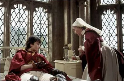 Qu'utilise Mme Pomfresh pour faire repousser les os d'Harry face au sortilège raté du Prof. Lockart ?