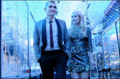 Dans "Nerve", dans le défi du magasin de vêtements, que doivent faire ces deux personnes ?