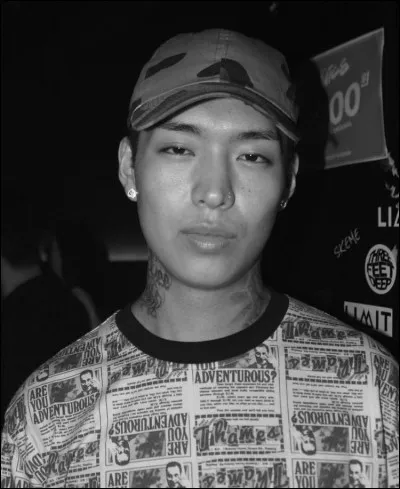 Qui est connu pour ses cheveux rouges dans MKIT RAIN ?