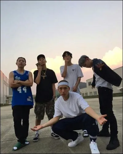 Qui a le logo de MKIT RAIN sur ses majeurs ?