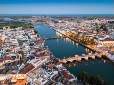 Dans quel pays la ville de Tavira est-elle située ?