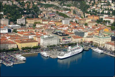 Ville croate de 140 000 habitants, l'ancienne Fiume italienne, située sur la côte adriatique :