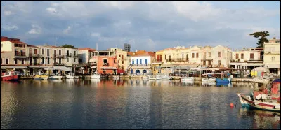 Dans quel pays se trouve Réthymnon, ville côtière de 35 000 habitants ?