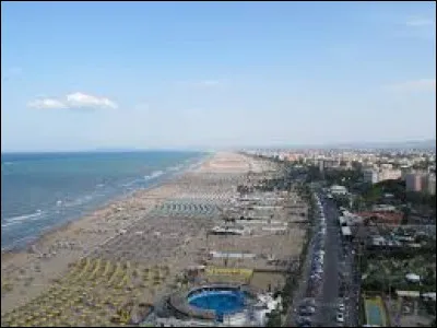 Ville italienne de 150 000 habitants, grande station balnéaire sur l'Adriatique :