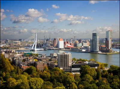 Ville des Pays-Bas, l'un des plus grands ports du monde :