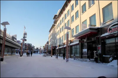Ville finlandaise de 60 000 habitants, située à 10 km du cercle polaire, capitale de la Laponie :