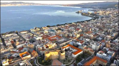 Ville côtière italienne de 180 000 habitants, séparée de la Sicile par le détroit de Messine :