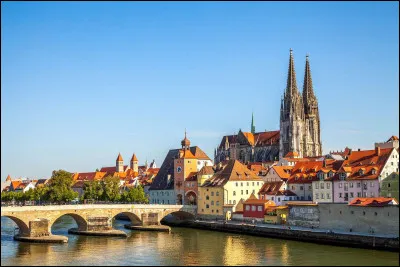 Ville allemande de 150 000 habitants, située en Bavière sur les rives du Danube :