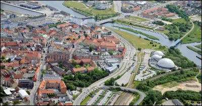 Dans quel pays se trouve Randers, ville de 55 000 habitants ?