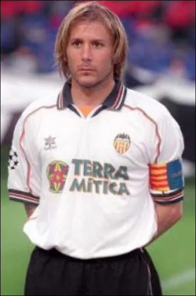 En 1998, qui sont les deux protagonistes de la reprise de volée mythique inscrite au Camp Nou à la suite d'un corner ?