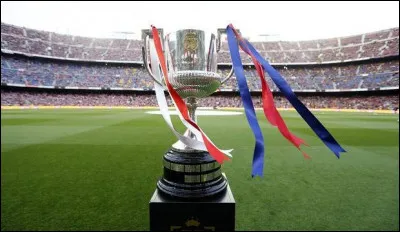 Quel était le tout premier trophée national remporté par le club, + adversaire, année et résultat ?