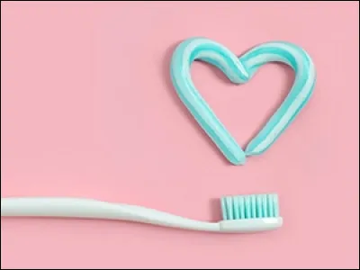 Parmi ces 4 marques, il y en a une qui n'est pas une marque de dentifrice, laquelle ?