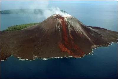 Dans quel pays situez-vous le volcan Anak Krakatau, littéralement "l'enfant du Krakatoa", qui a jailli des flots en 1927 suite à une éruption sous-marine dans les îles de la Sonde ?