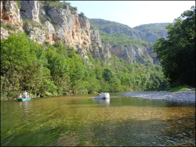 Quel est le titre exact de cette fable de Jean de la Fontaine qui s'achève par ces mots "Mais le père fut sage de leur montrer avant sa mort que le travail est un trésor" ?