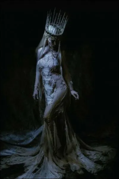 Mère du roi postdiluvien Nimrod, deviendra son épouse et déesse puisque son fils et époux était comme il le prétendait un dieu. Qui est-elle ?