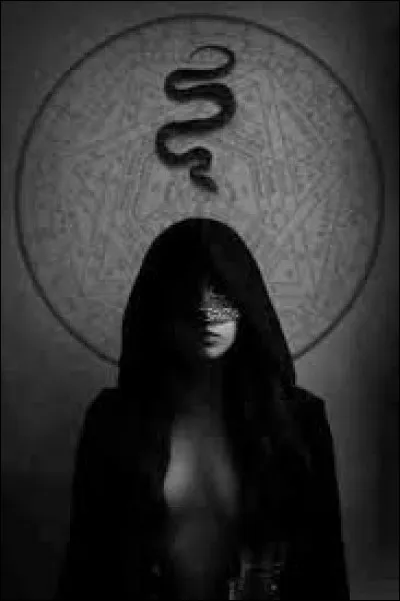 Déesse d'origine étrusque, puissante magicienne et reine des sorcières. Qui est-elle ?