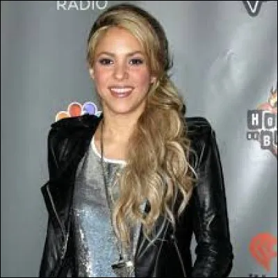 Quelle chanson française Shakira reprend-elle ?