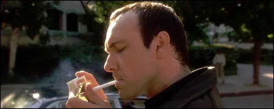 La scène finale d'"Usual Suspects" nous fait comprendre que Roger (Kevin Spacey) a tout inventé en s'aidant des objets présents dans la pièce ; comment le nom de Kobayashi lui est-il venu en tête ?