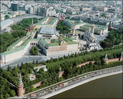 Le 17, c'est en Russie que ça se passe. Après son séjour en Allemagne à la suite de sa tentative d'empoisonnement, l'opposant de Poutine est arrêté. Quel est son nom ?