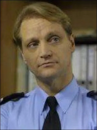 Pierre Roussillon est amoureux de...