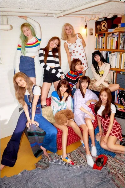Avec quel titre le groupe Twice a-t-il fait ses d&eacute;buts ?