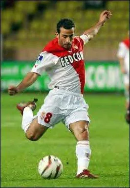 Avec quel club Ludovic Giuly a-il-t en finale de la Ligue des Champions lors de la saison 2003-2004 ?