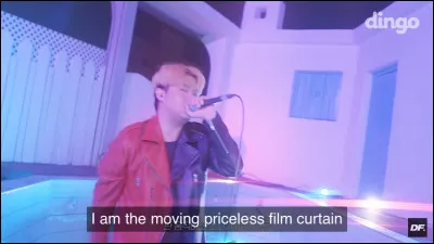 Aimes-tu les vestes en cuir rouge et noir ? (Comme dans le DF Live de ''DDING'' avec Jvcki Wai, Young B et Osshun Gum)