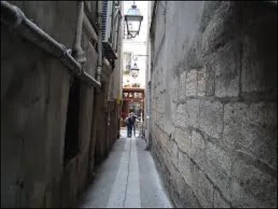 Pour continuer, comment s'appelle la rue la plus étroite de Paris ?