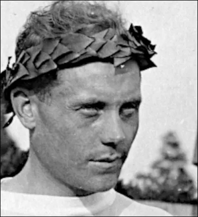 12 médailles (1920-28) > 22 records mondiaux du 1 500 m au 20 000 m : Il ne s'est pas endormi sur ses lauriers, M. Nurmi. Mais avec un tel prénom, se serait-il dopé ?
