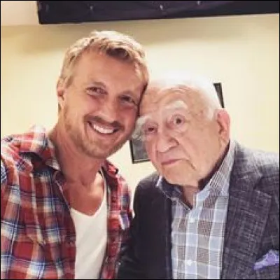 Comment s'appelle le beau-père de Johnny ?