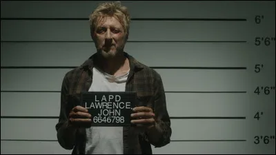 Johnny boit toujours la même bière. Quelle en est la marque ?