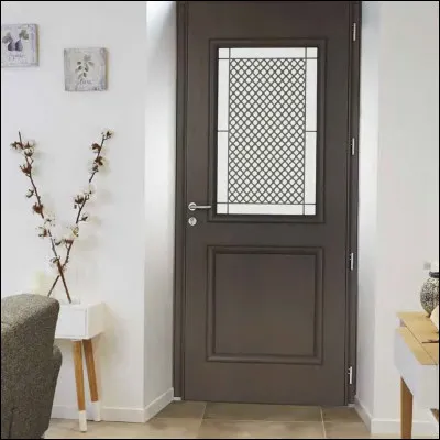 Lorsqu'il percute quelqu'un devant la porte, que dit-il ?